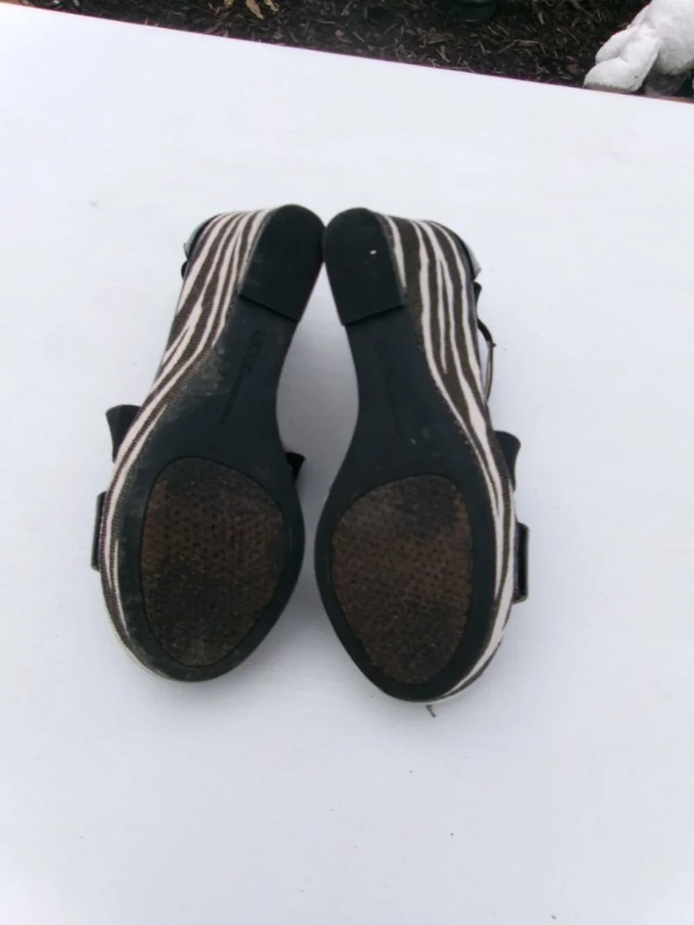 BCBG GENERATION BLACK WEDGE SANDALS 6